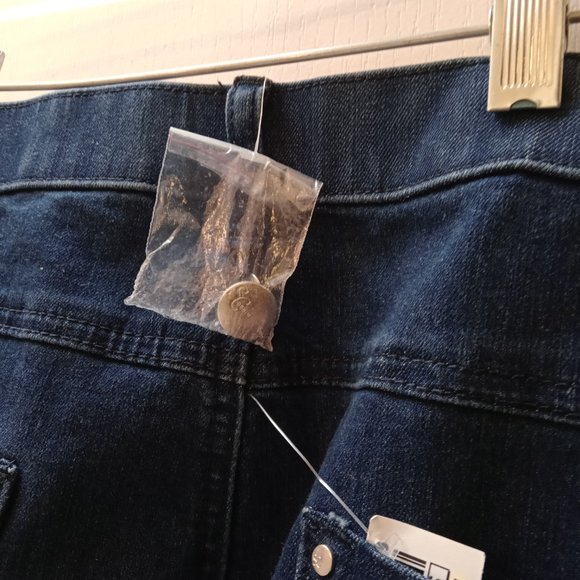 Simon Chang Aplique Capris - Picture 5 of 12